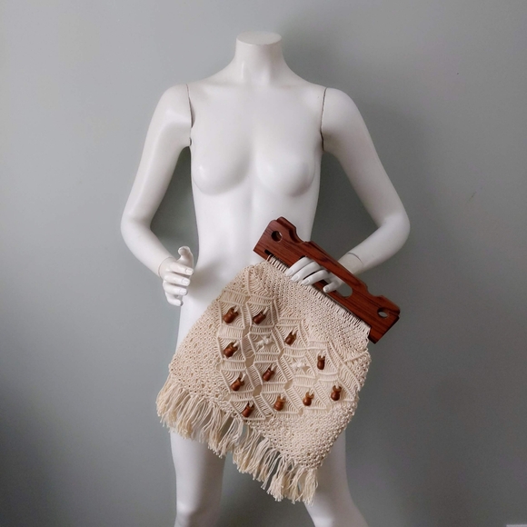 Rare! Vintage 1970s Handmade Large Crochet Macrame Fringe Wooden Handle Purse - Picture 4 of 4